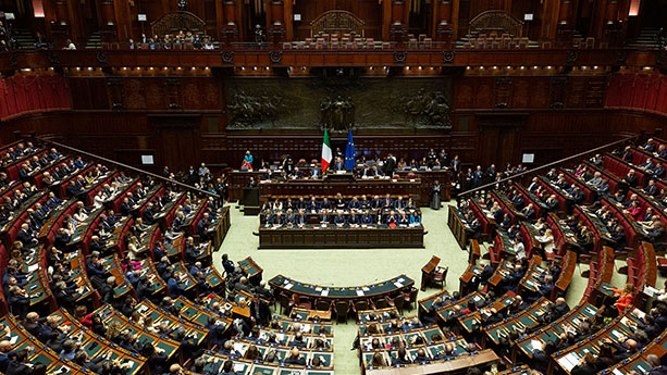 Copertina: Parlamento, confronto aperto sulle nuove misure sociali